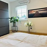 Zentrale Lage, Kostenlos Parken, Ideal Für Pendler, Und Haustiere Willkommen!!