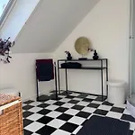 Zentrale Lage, Kostenlos Parken, Ideal Für Pendler, Und Haustiere Willkommen!!