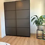 Zentrale Lage, Kostenlos Parken, Ideal Für Pendler, Und Haustiere Willkommen!! *